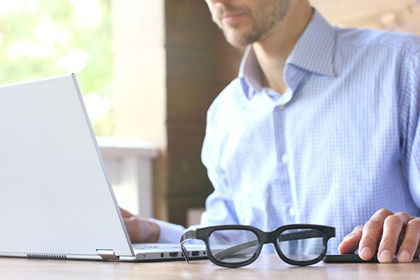 Opticien : déplacement au travail